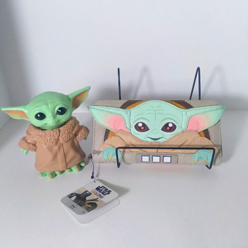 LoungeFly Star Wars Mandalorian Child Craddle Zip Around Wallet w/Yoda Bop It - Picture 1 of 12